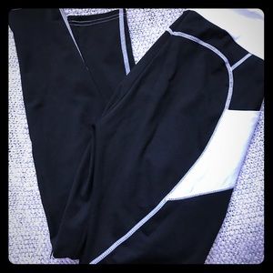 Athletic leggings with pocket